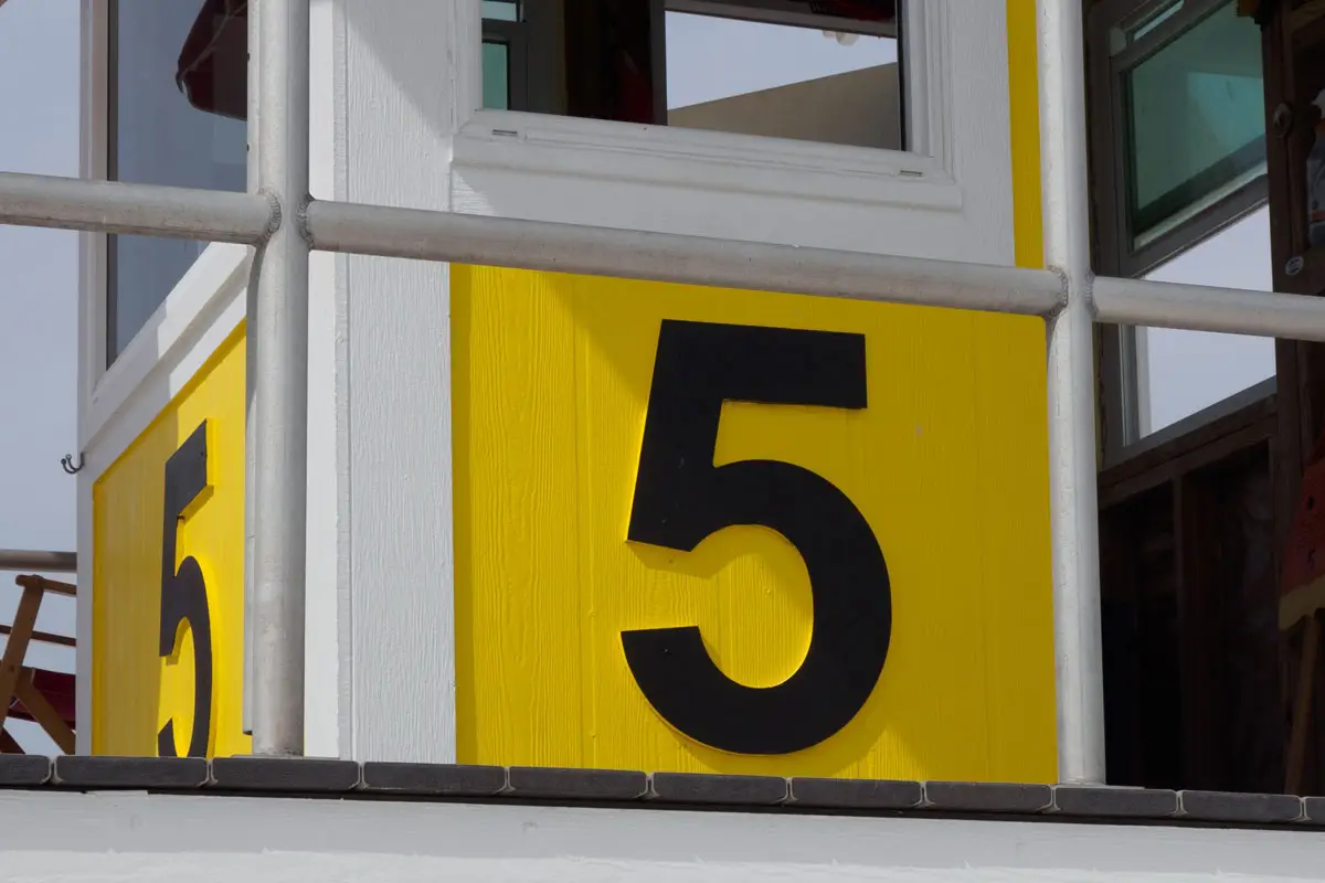 the number 5 on a yellow sign